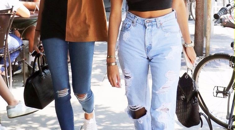 Mot jeans rach duoc sao lang xe tro lai hinh anh