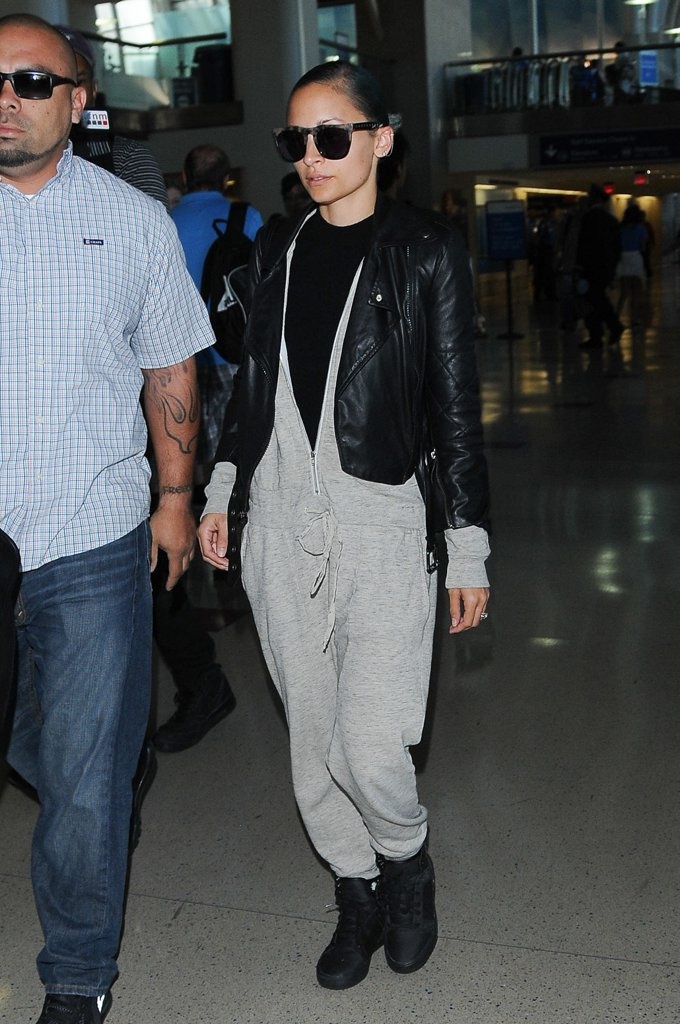 Thoi trang san bay nang dong voi quan joggers anh 11