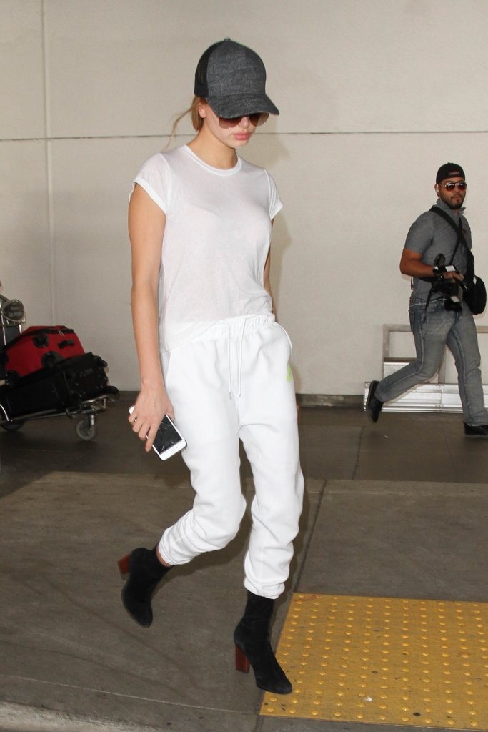 Thoi trang san bay nang dong voi quan joggers anh 4