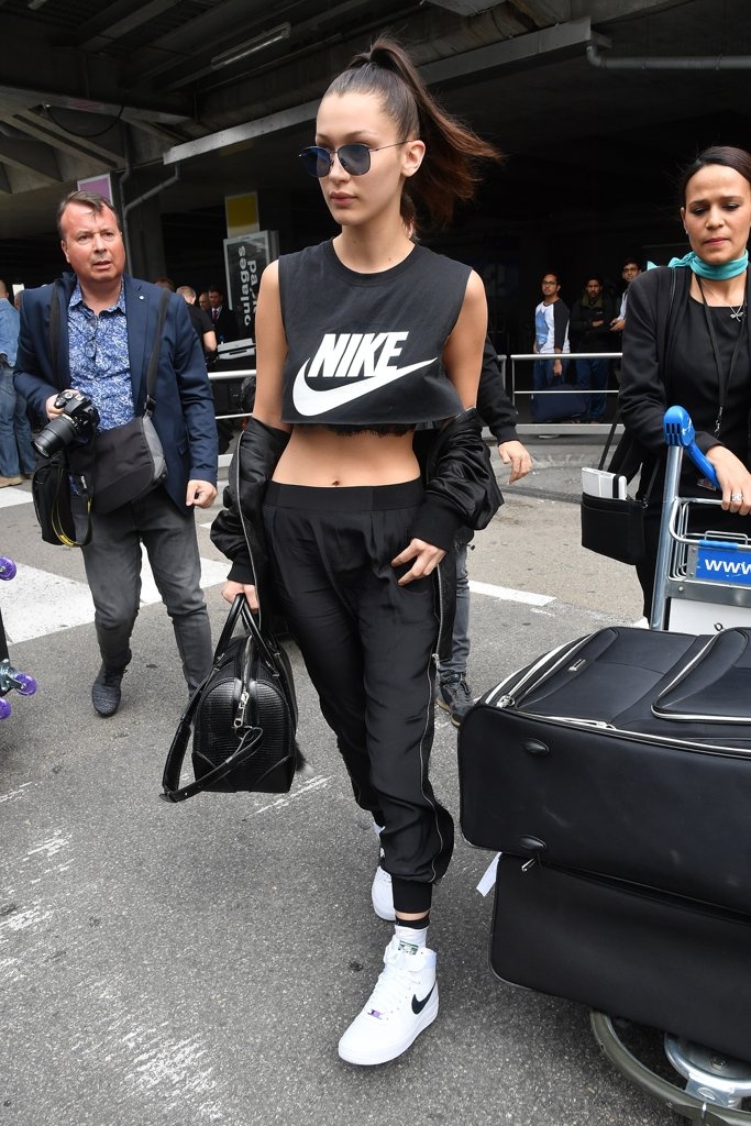 Thoi trang san bay nang dong voi quan joggers anh 7