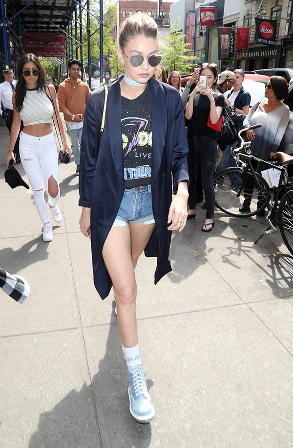 Cach dien quan short vao mua thu anh 9