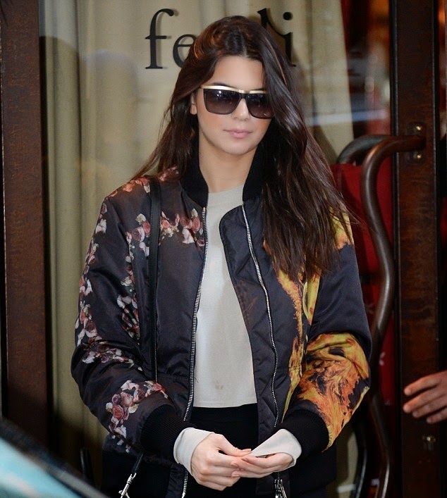 Xu hướng áo khoác bomber in hoa ảnh 3 Xu huong ao khoac bomber in hoa anh 3