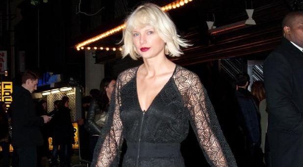 Taylor Swift lien tiep mat diem vi trang phuc hinh anh