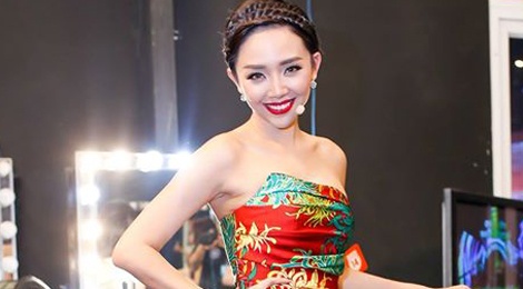 Toc Tien xinh tuoi voi trang phuc hoa tiet hoa hinh anh