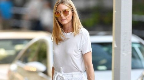 Dien ao thun trang don gian ma chat nhu Olivia Palermo hinh anh