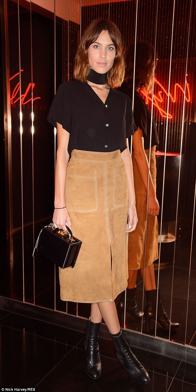 Sao ngoai dien ao co choker anh 9