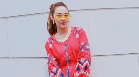 Sao Viet phai long vay ao hoa tiet theu hinh anh