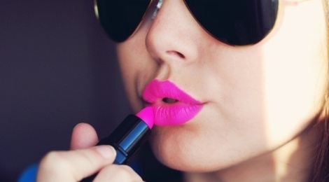 4 thoi son ban gai nen co trong tui xach hinh anh