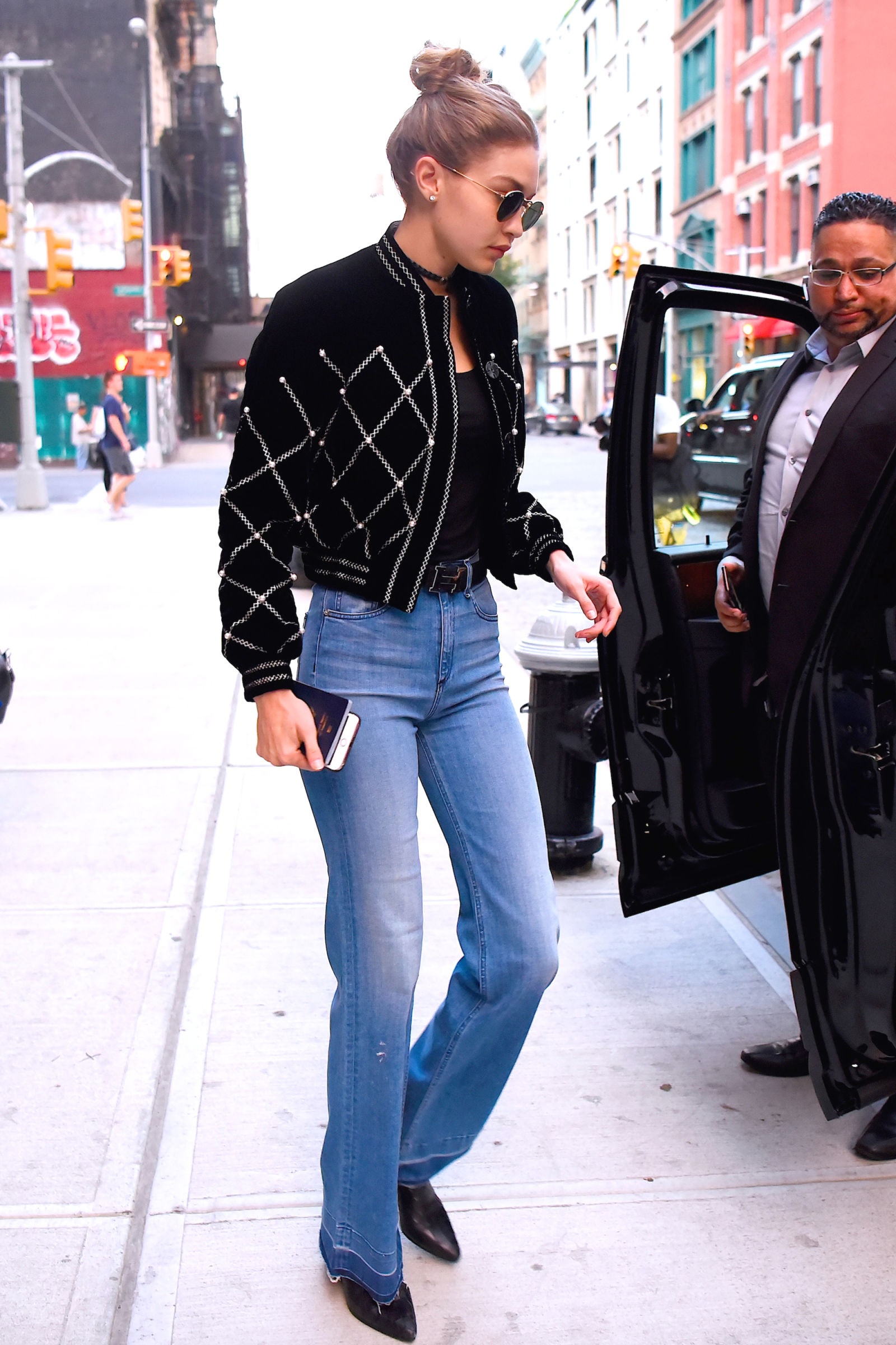 Diện áo khoác bomber như Gigi Had ảnh 10 Dien ao khoac bomber nhu Gigi Had anh 10