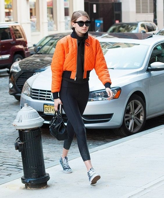 Diện áo khoác bomber như Gigi Had ảnh 7 Dien ao khoac bomber nhu Gigi Had anh 7