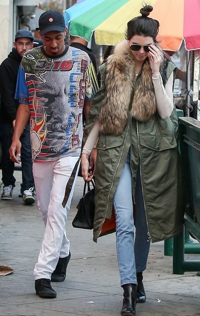 Kiểu áo khoác trong tủ đồ đông của Kendall Jenner ảnh 2 Kieu ao khoac trong tu do dong cua Kendall Jenner anh 2