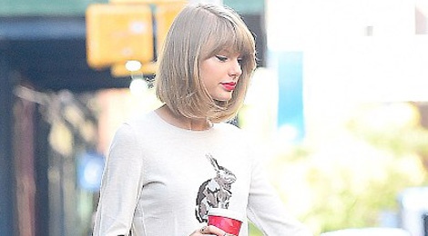 Chi voi mot chiec quan jeans, Taylor Swift bien hoa du kieu hinh anh