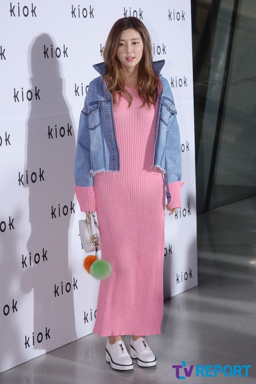 Sao Hàn phối đồ với áo khoác denim ảnh 5 Sao Han phoi do voi ao khoac denim anh 5