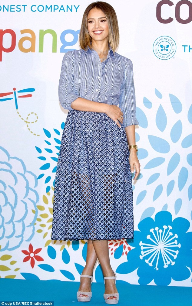 Jessica Alba diện sơ mi kẻ ảnh 7 Jessica Alba dien so mi ke anh 7