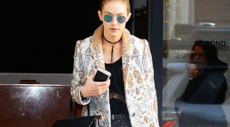 Gigi Hadid phoi do sanh dieu voi quan da hinh anh