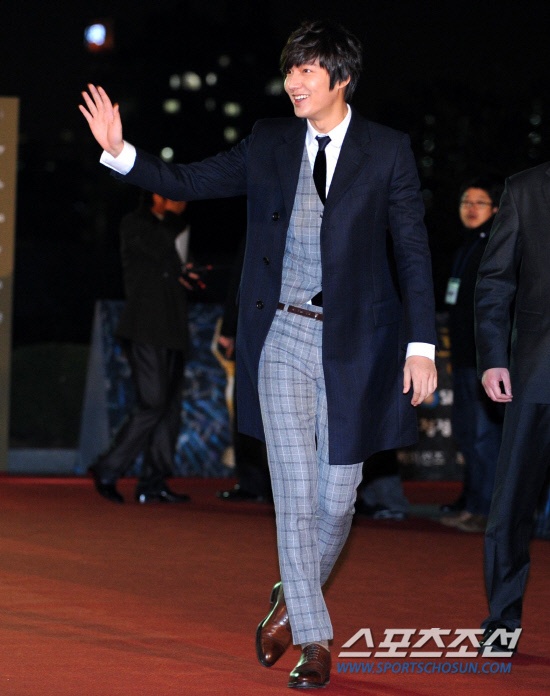Lee Min Ho mac trench coat anh 9