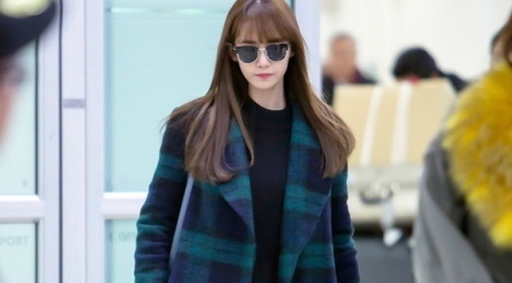 Sao Han tre trung voi ao khoac ke caro hinh anh