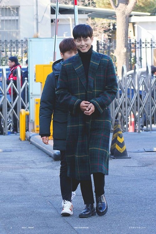 Sao Han mac ao khoac ke caro anh 9