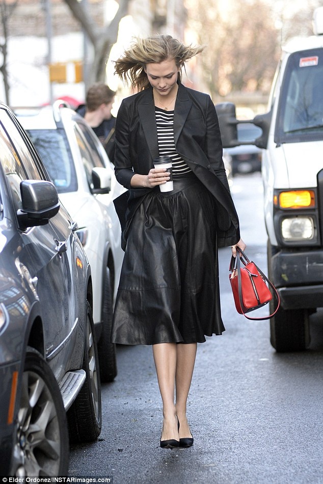 Karlie Kloss diện đồ đen trắng ảnh 6 Karlie Kloss dien do den trang anh 6