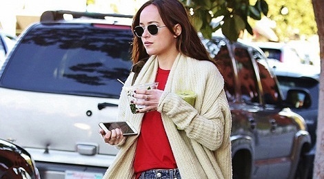 Street style bien hoa voi jeans cua my nhan '50 sac thai' hinh anh