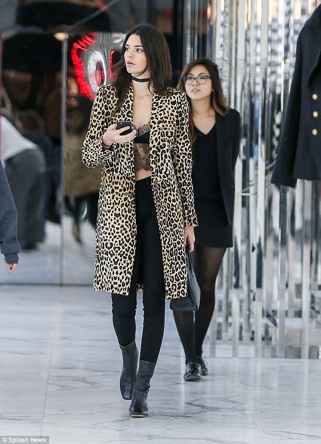 Kendall Jenner diện họa tiết da báo ảnh 3 Kendall Jenner dien hoa tiet da bao anh 3