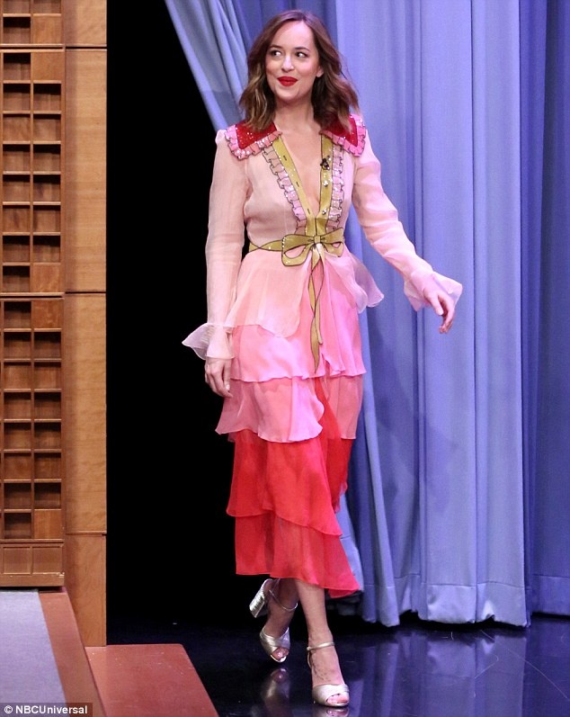 Dakota Johnson chuộng váy xẻ sâu ảnh 9 Dakota Johnson chuong vay xe sau anh 9