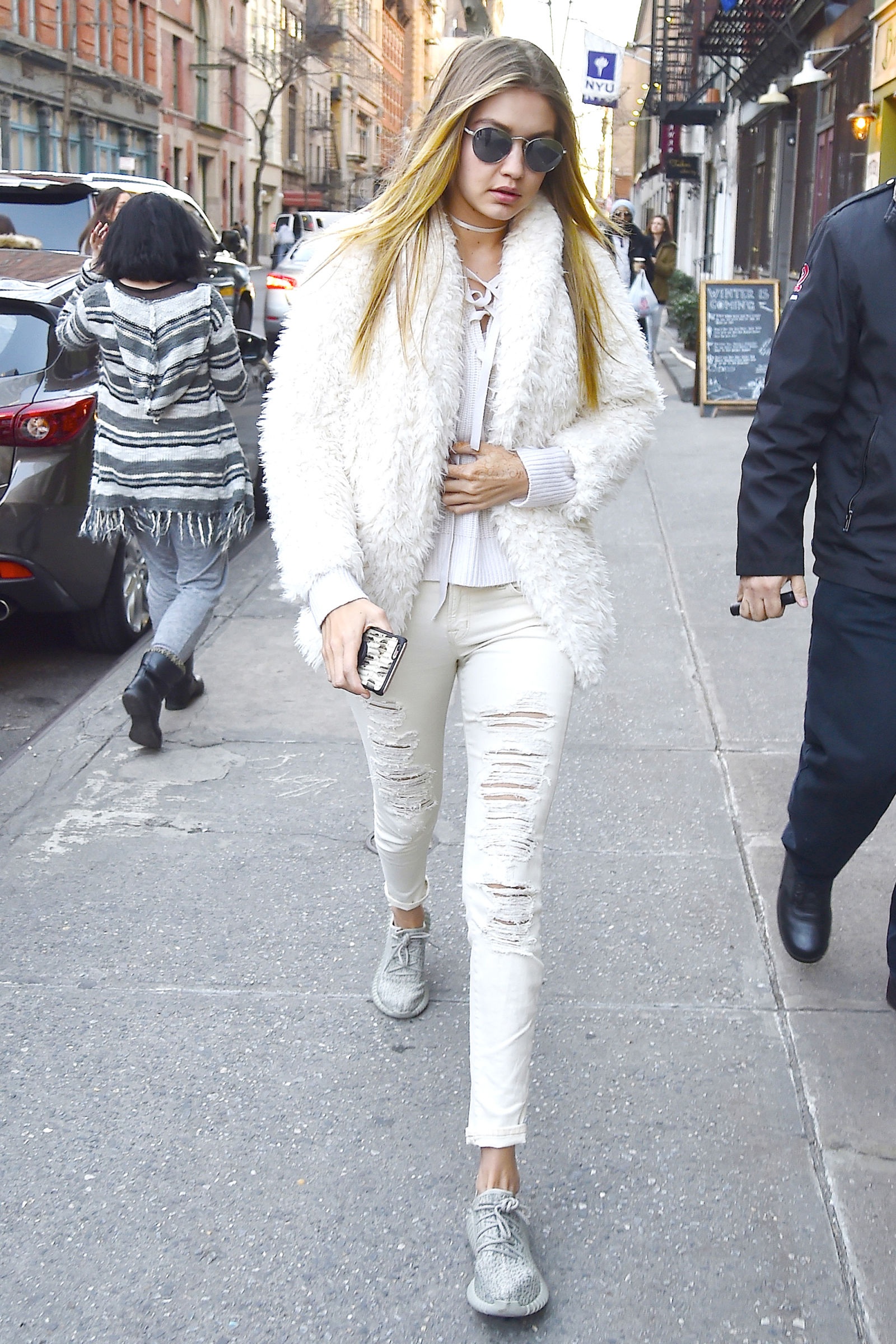 Gigi Hadid dien ao khoac long anh 11