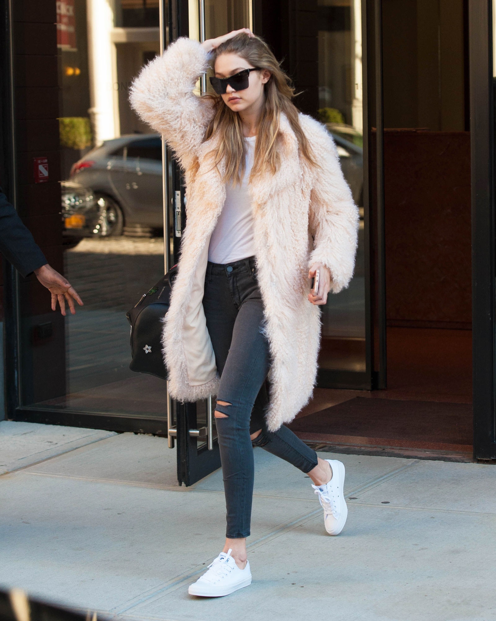 Gigi Hadid dien ao khoac long anh 6