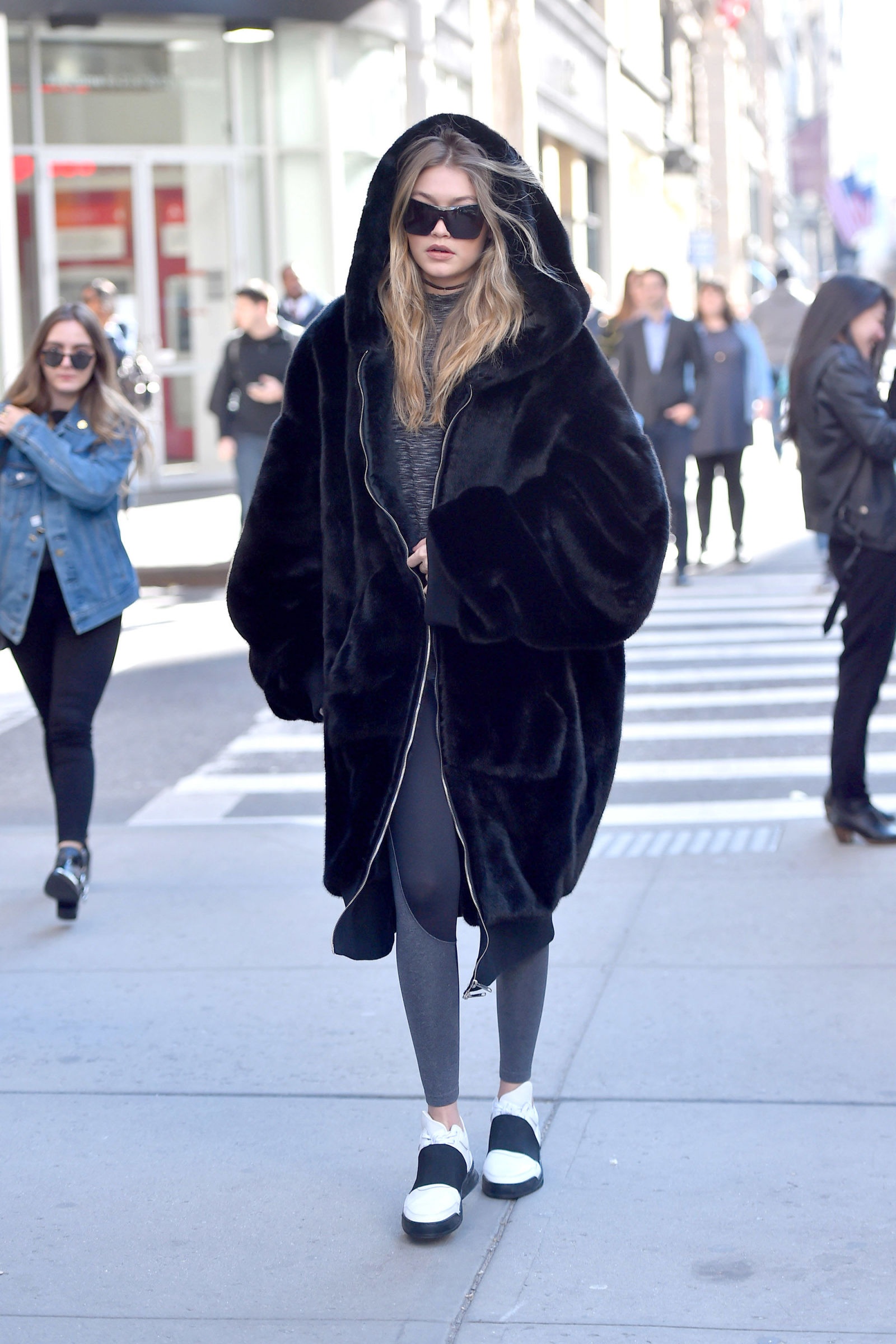 Gigi Hadid dien ao khoac long anh 7