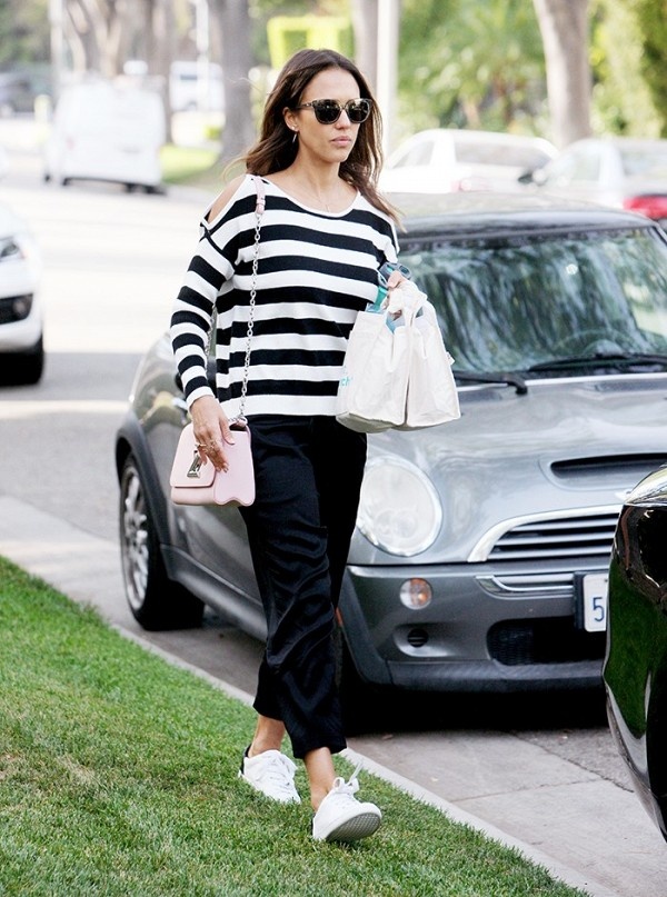 sao ngoai,  ao len khoet vai,  phong cach goi cam anh 2