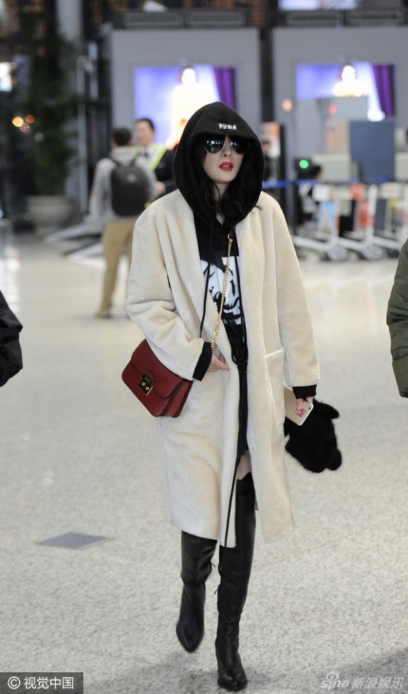 Thoi trang cua Duong Mich o san bay anh 10