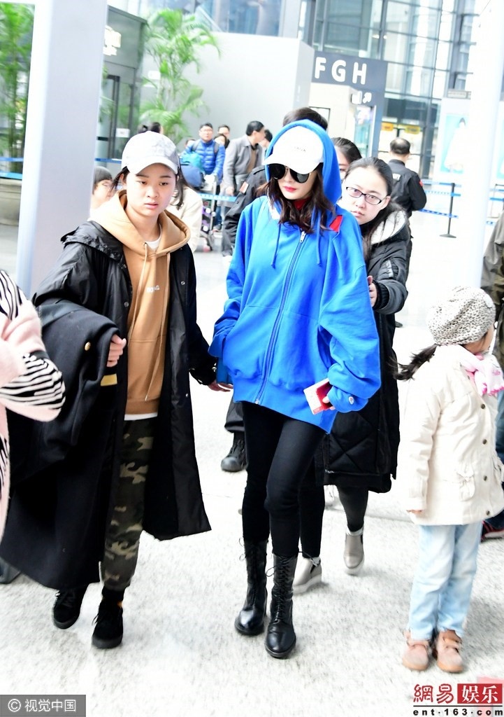 Thoi trang cua Duong Mich o san bay anh 3