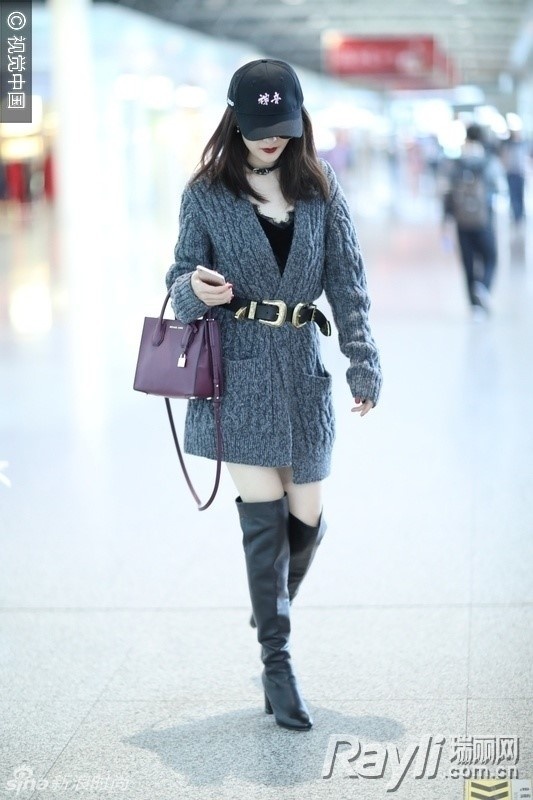 Thoi trang cua Duong Mich o san bay anh 4