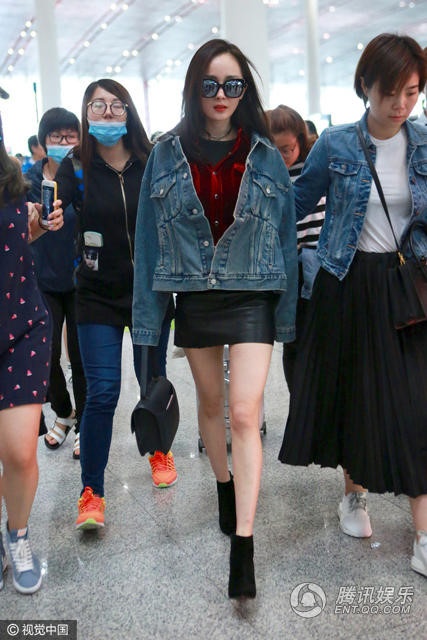 Thoi trang cua Duong Mich o san bay anh 5