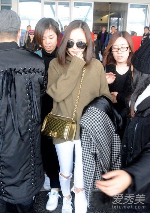 Thoi trang cua Duong Mich o san bay anh 8