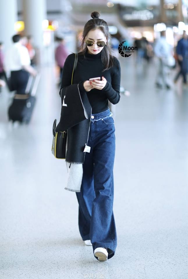 Thoi trang cua Duong Mich o san bay anh 9