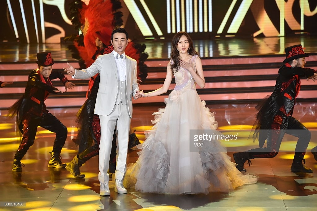 Phong cach thoi trang cua Duong Yen anh 2