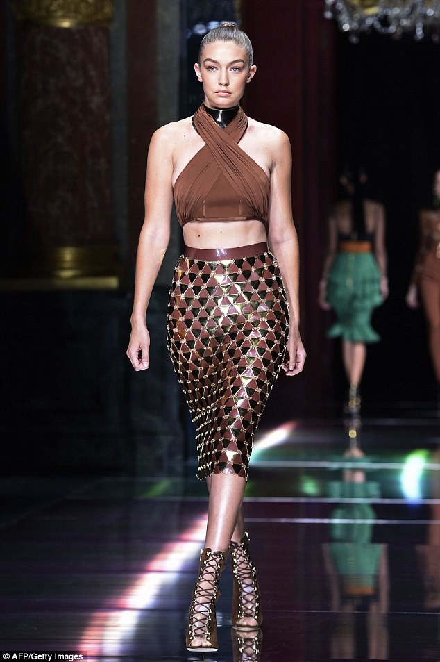 Gigi Hadid mac chan vay but chi anh 9