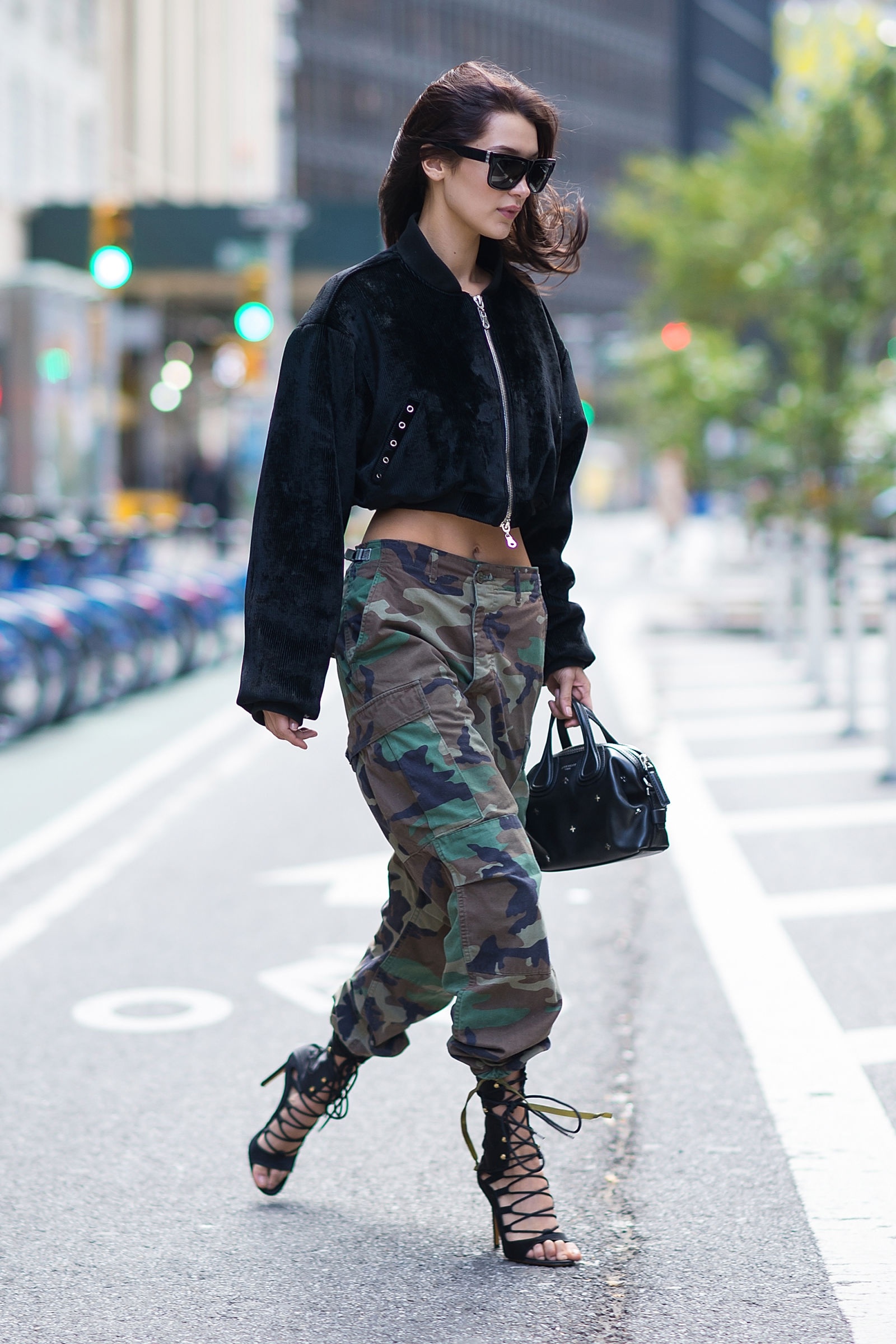 Phong cách ngày lạnh gợi cảm của Bella Hadid ảnh 14 Phong cach ngay lanh goi cam cua Bella Hadid anh 14