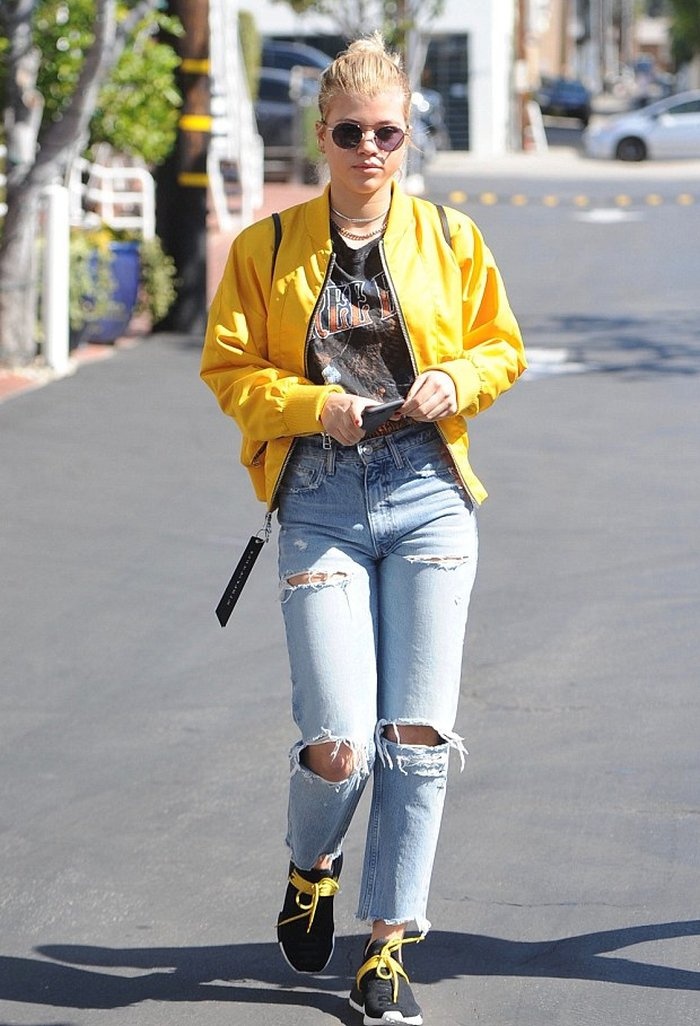 Sao ngoai mac quan jeans rach anh 9