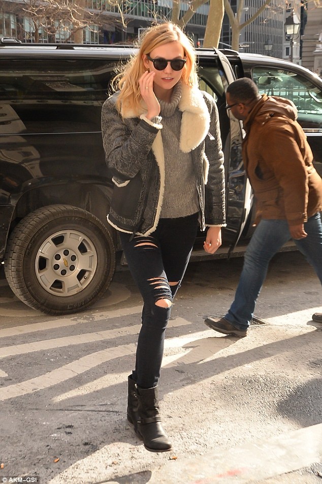 Sao ngoai mac quan jeans rach anh 10