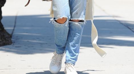 Sao ngoai lang xe quan jeans rach dau xuan hinh anh