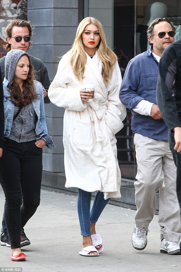 Gigi Hadid mac ao khoac choang tam anh 11