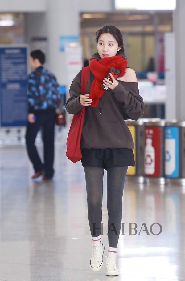 Sao Hoa ngu mac ao hoodie anh 9