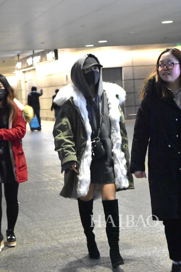 Sao Hoa ngu mac ao hoodie anh 11