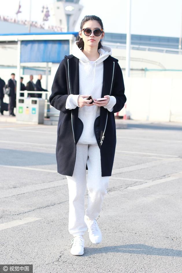 Sao Hoa ngu mac ao hoodie anh 3