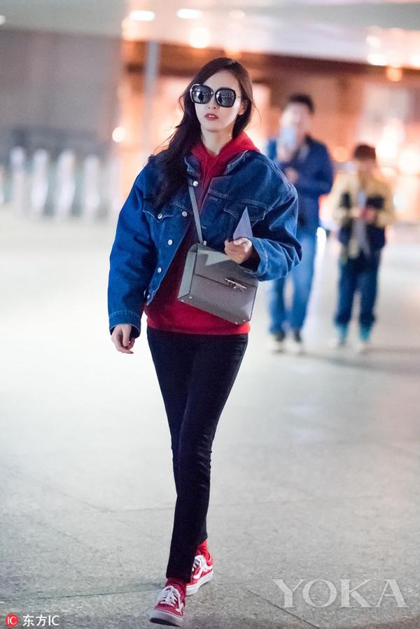 Sao Hoa ngu mac ao hoodie anh 4