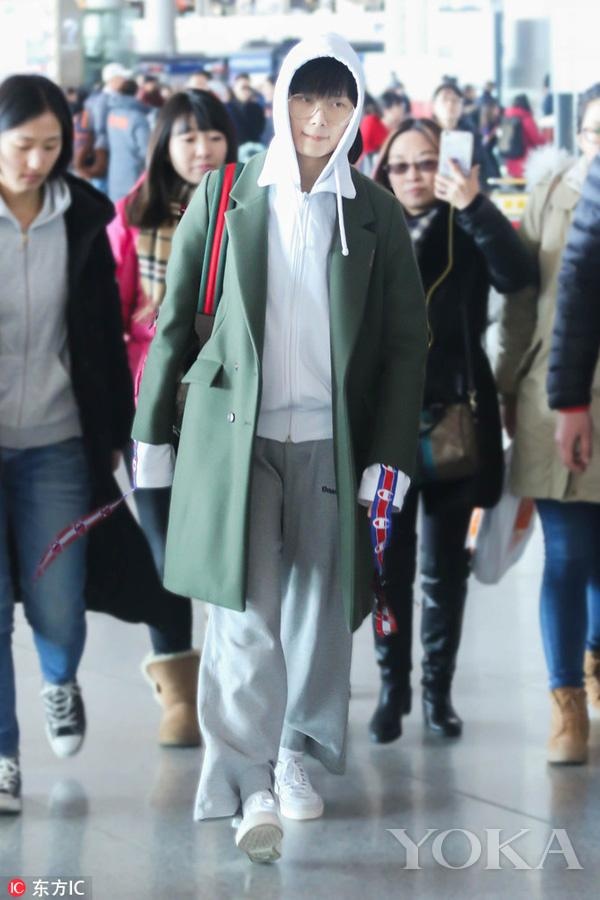 Sao Hoa ngu mac ao hoodie anh 5