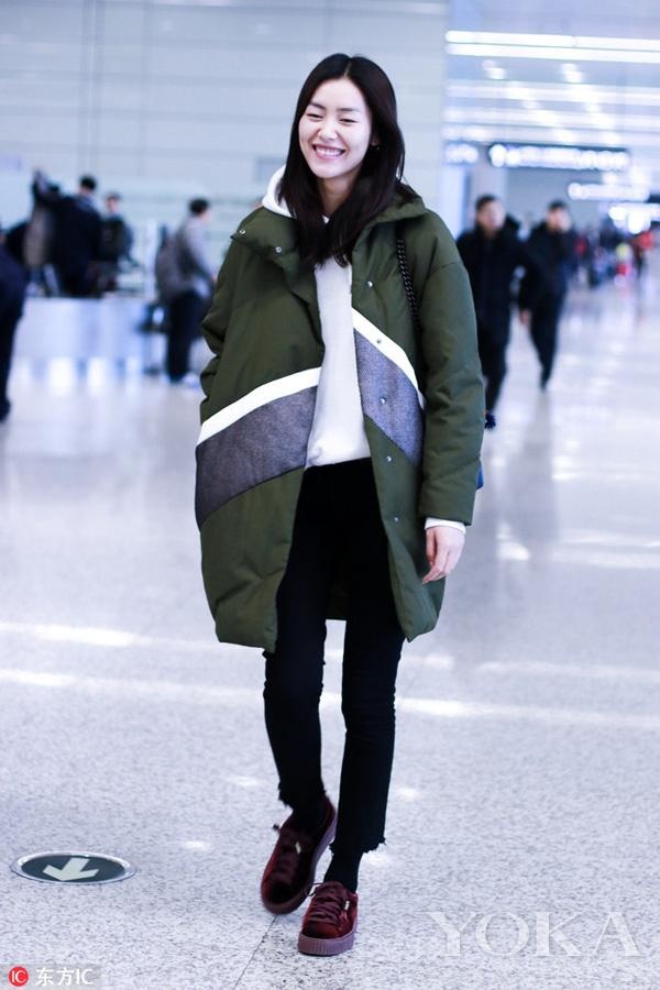 Sao Hoa ngu mac ao hoodie anh 6