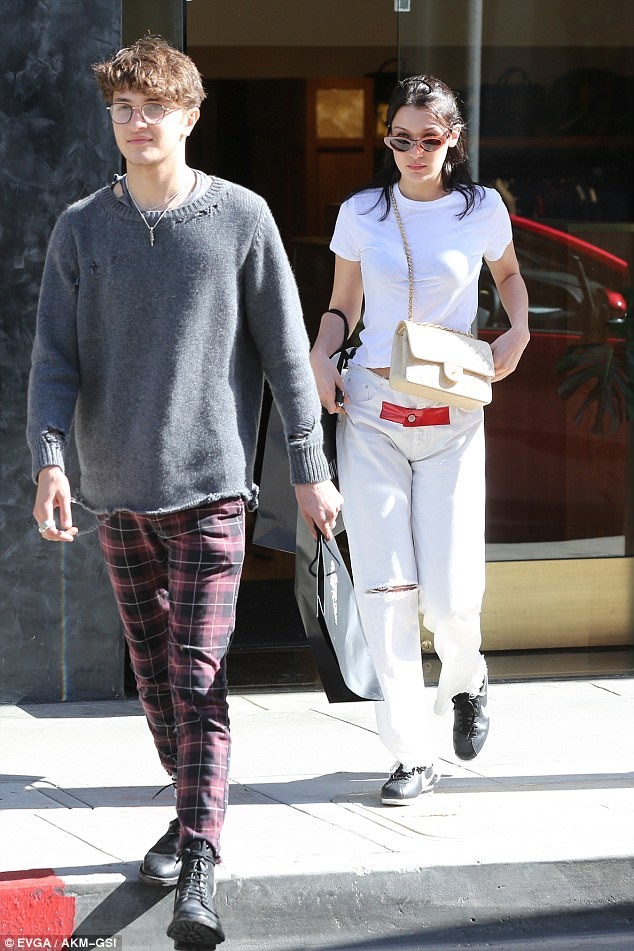 Sao ngoại mặc áo thun trắng ảnh 12 Sao ngoai mac ao thun trang anh 12